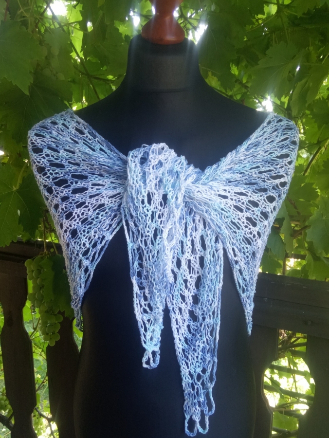 Chusta w błękitach letniego nieba