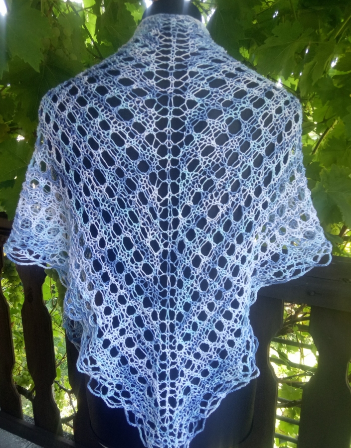 Chusta w błękitach letniego nieba