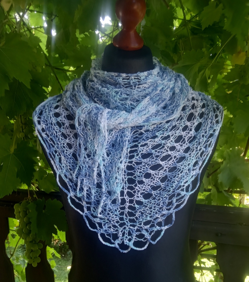 Chusta w błękitach letniego nieba