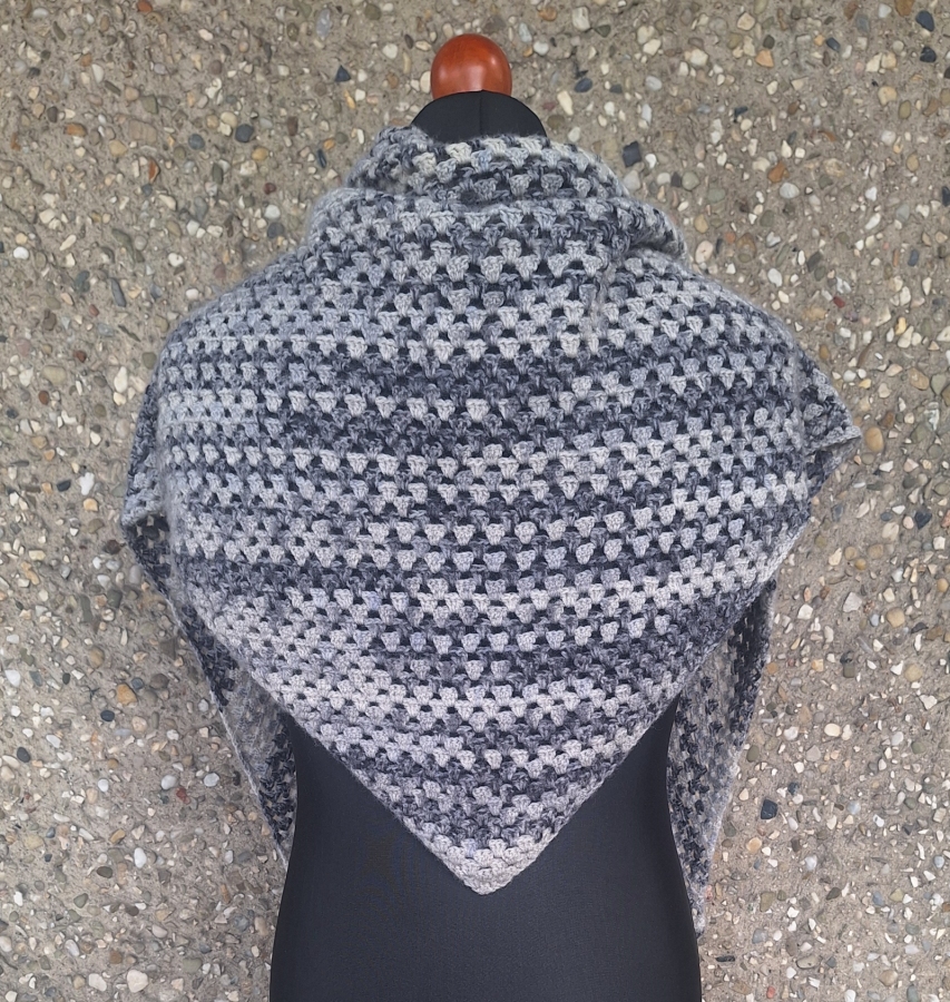 Cieniowana chusta w odcieniach szarości