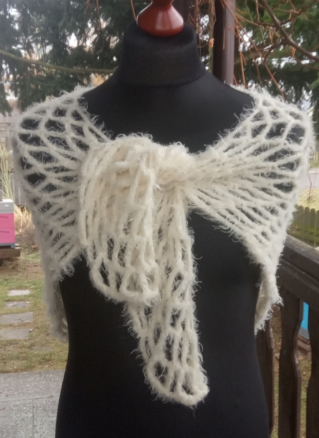 Chusta Kremowy puszek z moheru