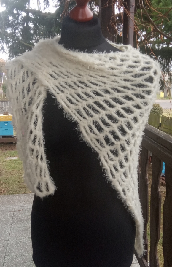 Chusta Kremowy puszek z moheru