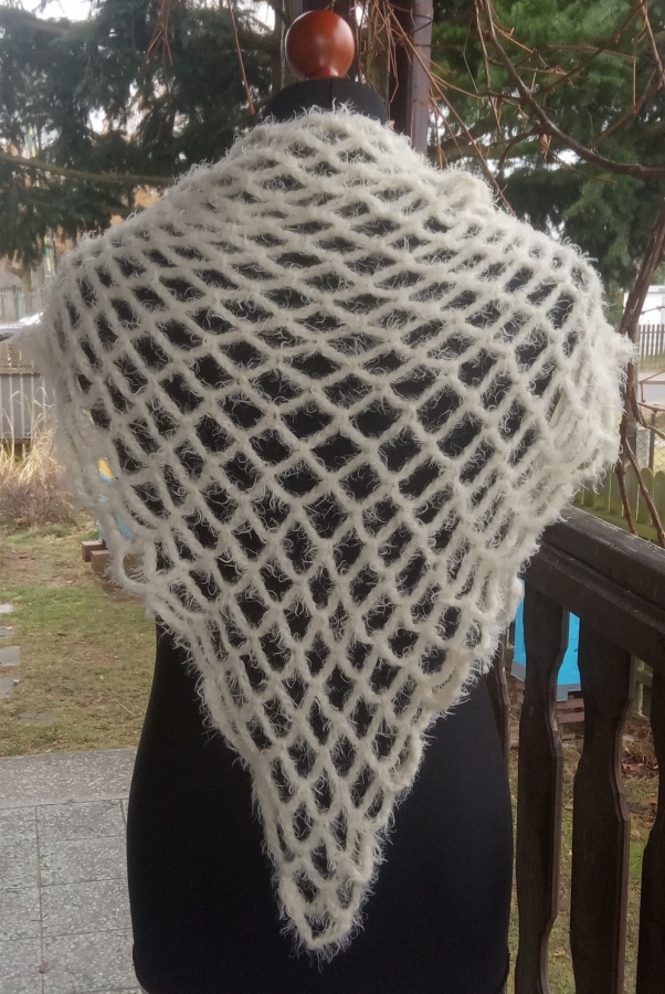 Chusta Kremowy puszek z moheru