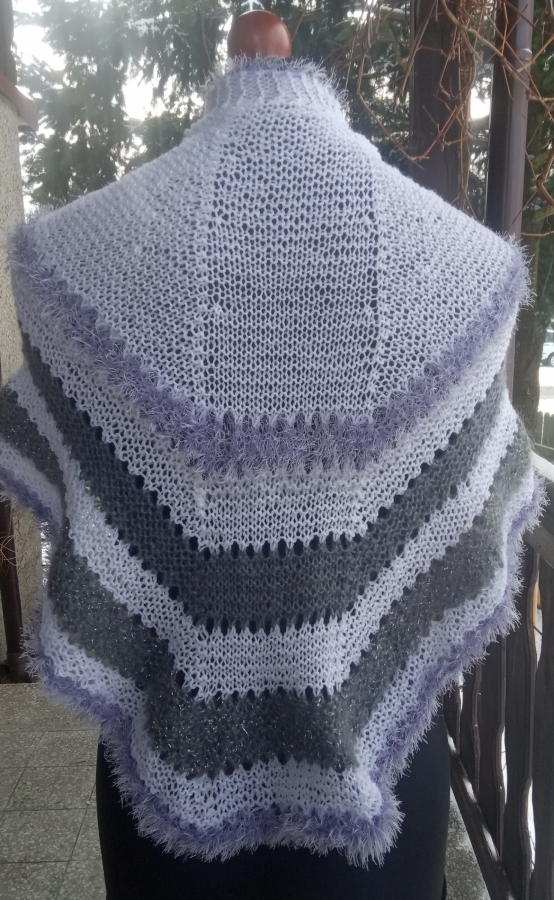 Fantazyjna chusta na drutach