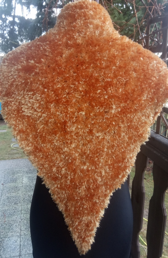 Ciepła chusta w kolorze złota