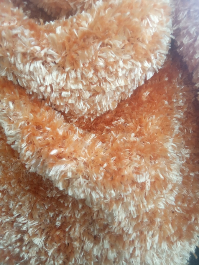 Ciepła chusta w kolorze złota