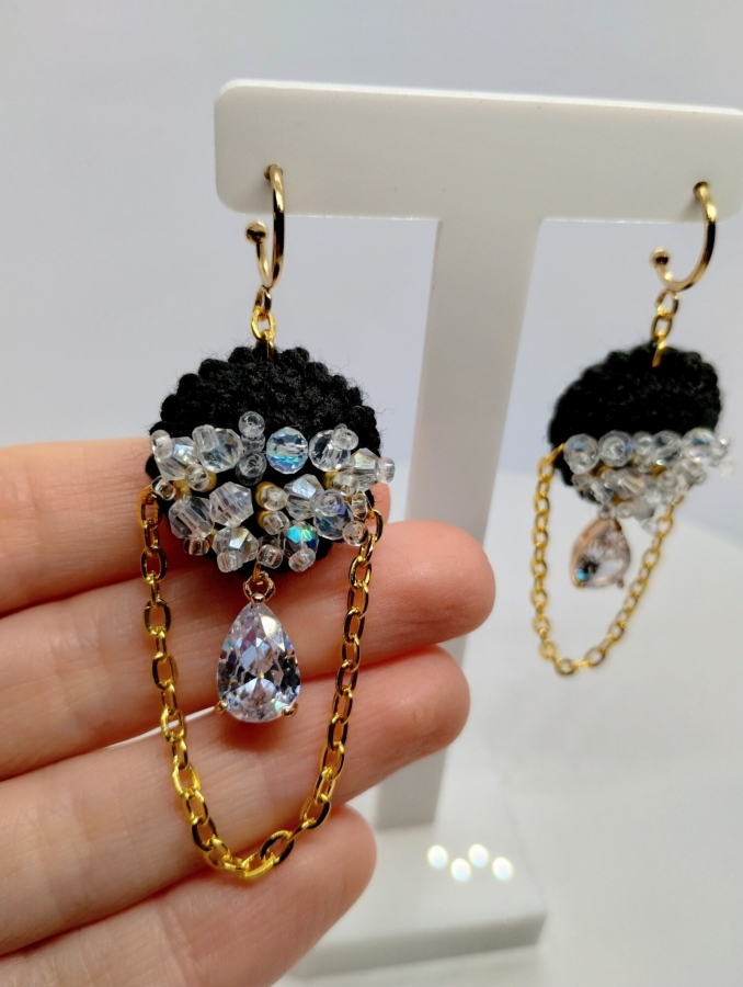 Czarne kolczyki szydełkowe z kryształkami łezkami