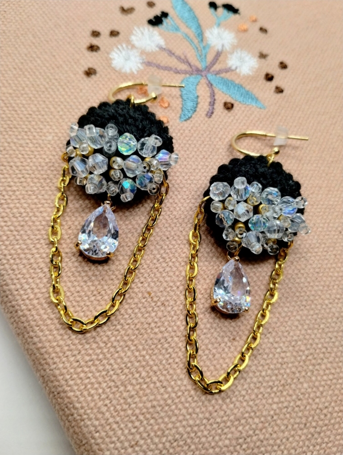 Czarne kolczyki szydełkowe z kryształkami łezkami