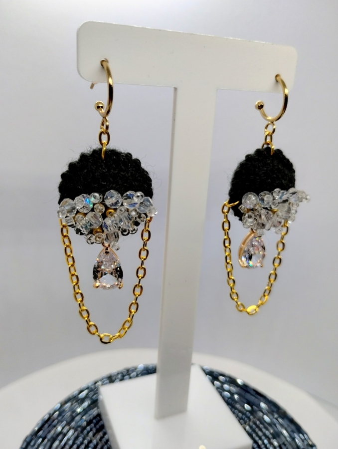 Czarne kolczyki szydełkowe z kryształkami łezkami