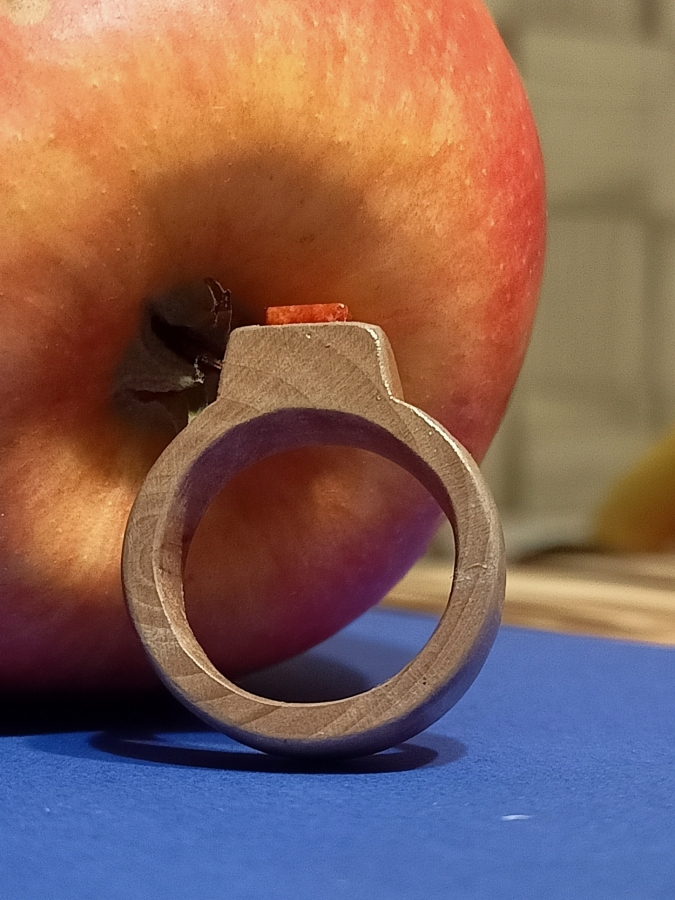pierścionek drugi z jabłoni i korala