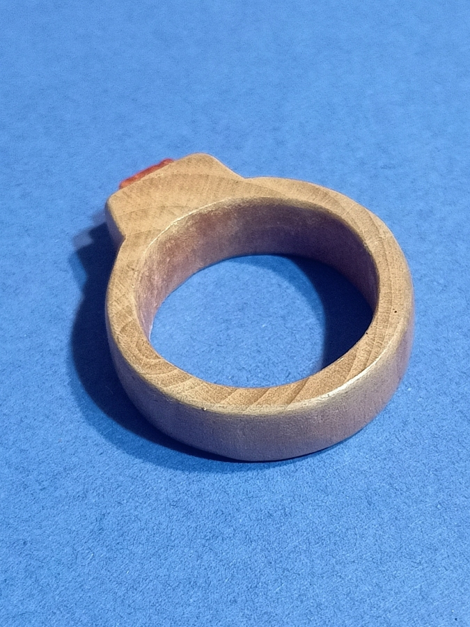 pierścionek drugi z jabłoni i korala