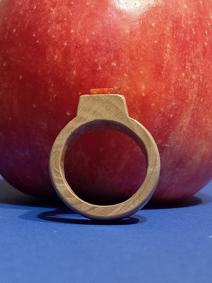 pierścionek drugi z jabłoni i korala