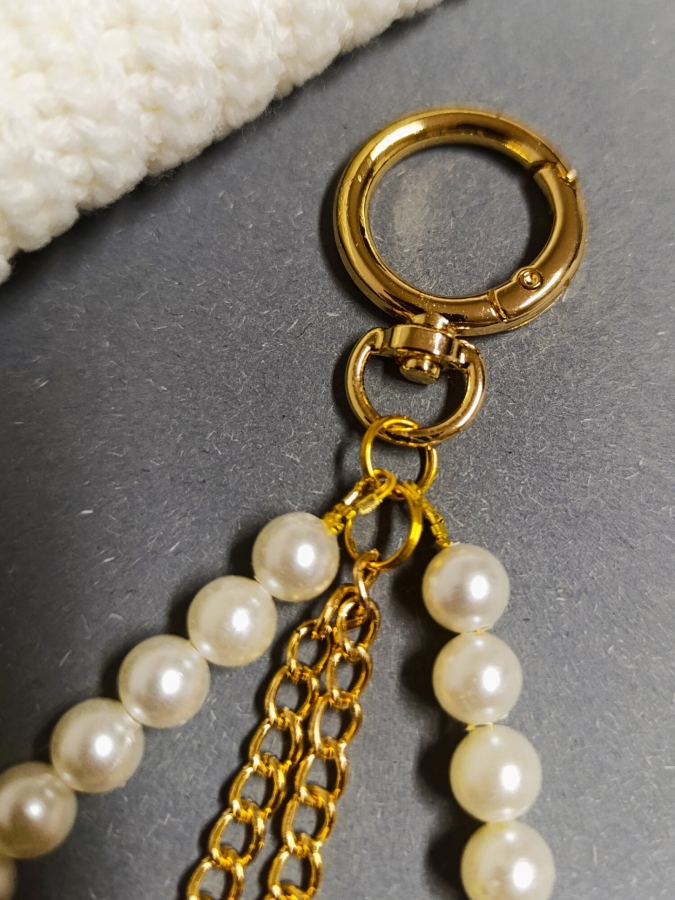 Elegancki brelok do torebki z perłami i czerwonym koniem