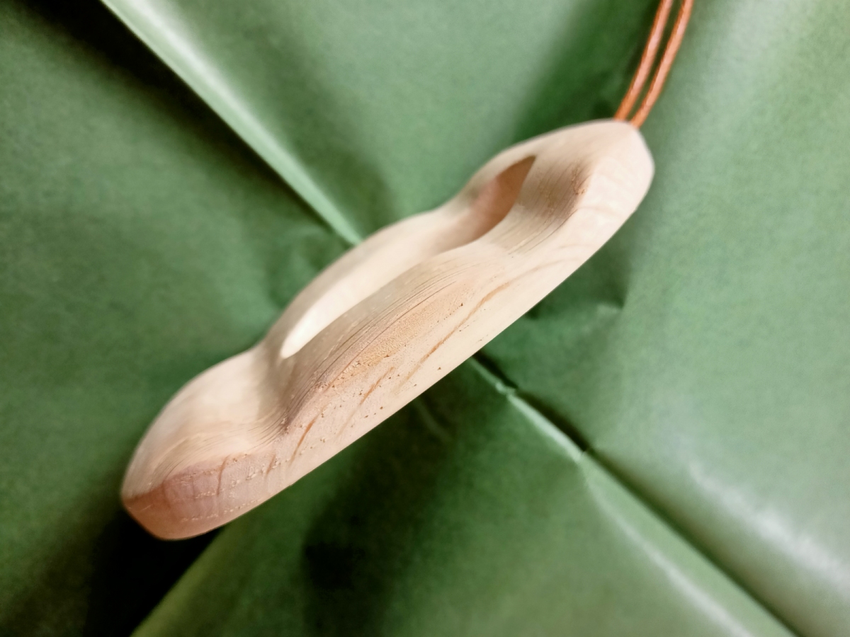 naszyjnik z drewna dębu dziupla czwarta