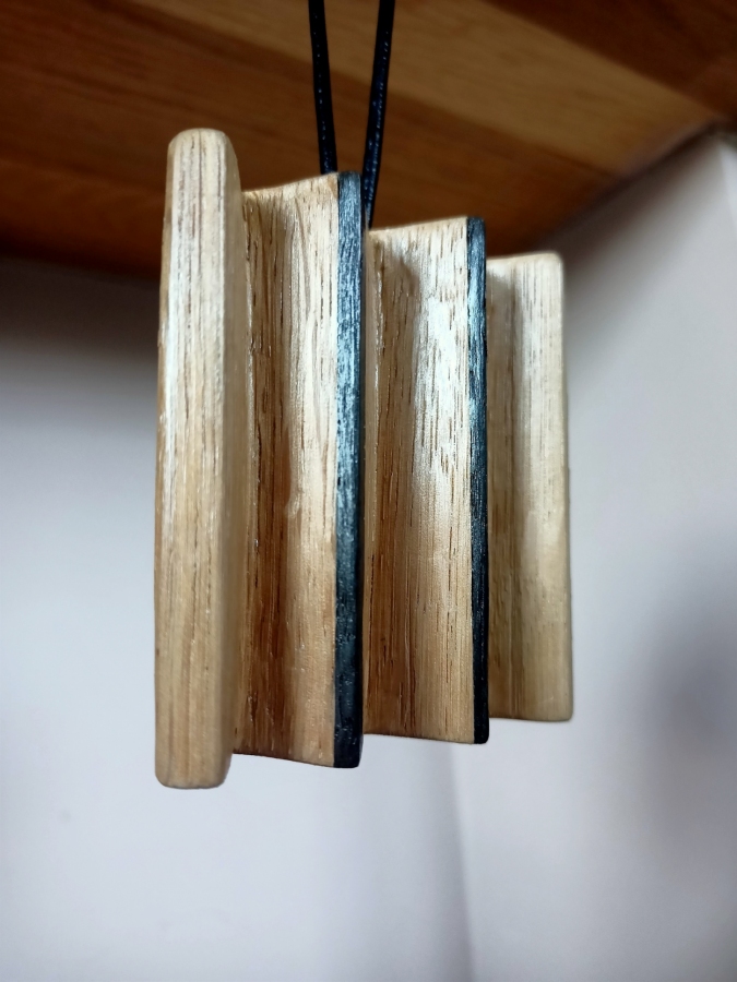 naszyjnik szósty z dębu z intarsją z czarnego dębu