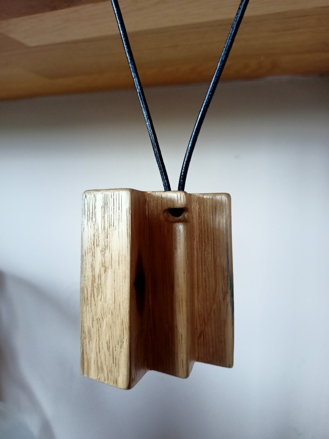 naszyjnik szósty z dębu z intarsją z czarnego dębu