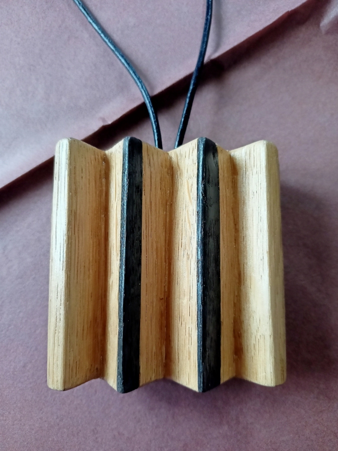 naszyjnik szósty z dębu z intarsją z czarnego dębu
