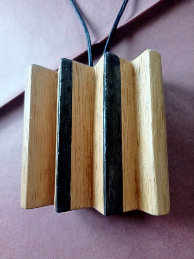 naszyjnik szósty z dębu z intarsją z czarnego dębu