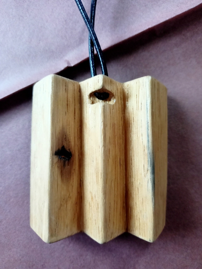 naszyjnik szósty z dębu z intarsją z czarnego dębu