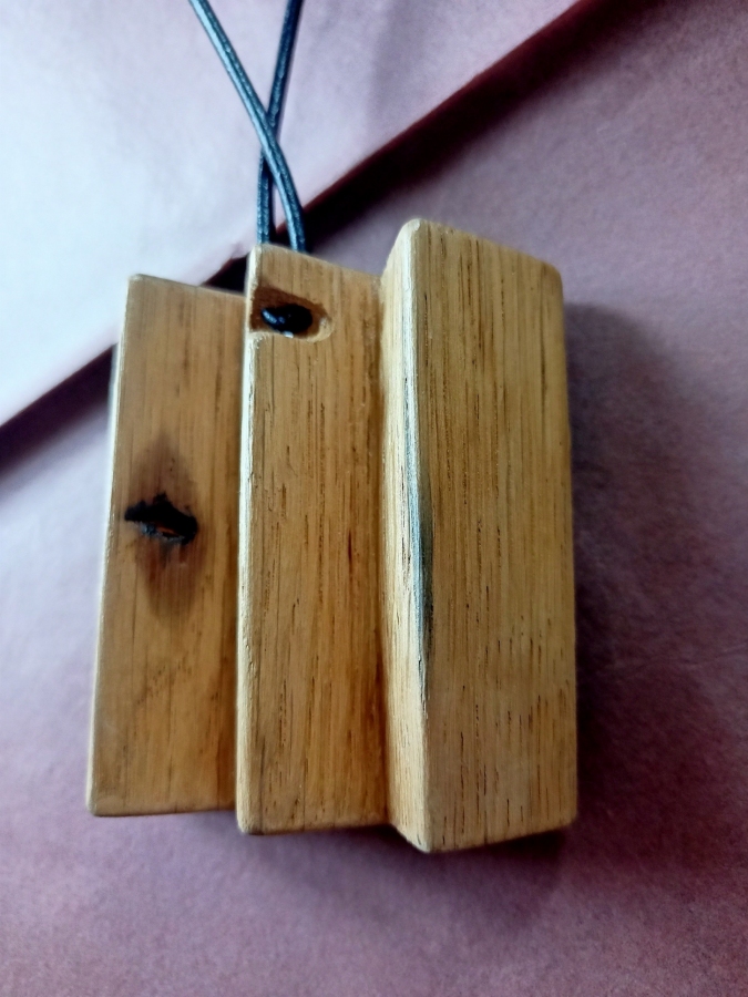 naszyjnik szósty z dębu z intarsją z czarnego dębu