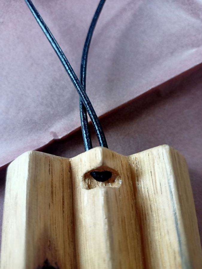 naszyjnik szósty z dębu z intarsją z czarnego dębu