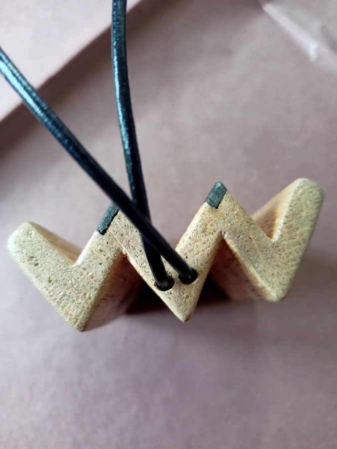 naszyjnik szósty z dębu z intarsją z czarnego dębu