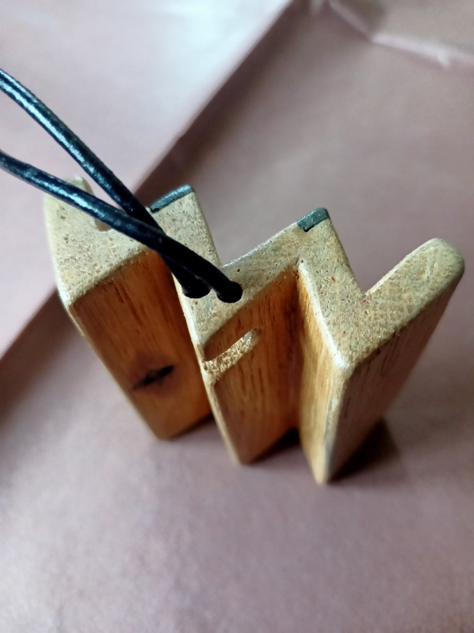 naszyjnik szósty z dębu z intarsją z czarnego dębu