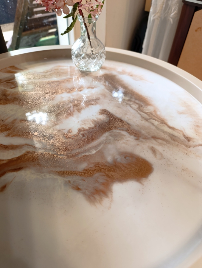 Okrągły stolik kawowy z żywicy epoksydowej efekt marmuru