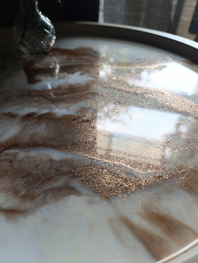 Okrągły stolik kawowy z żywicy epoksydowej efekt marmuru