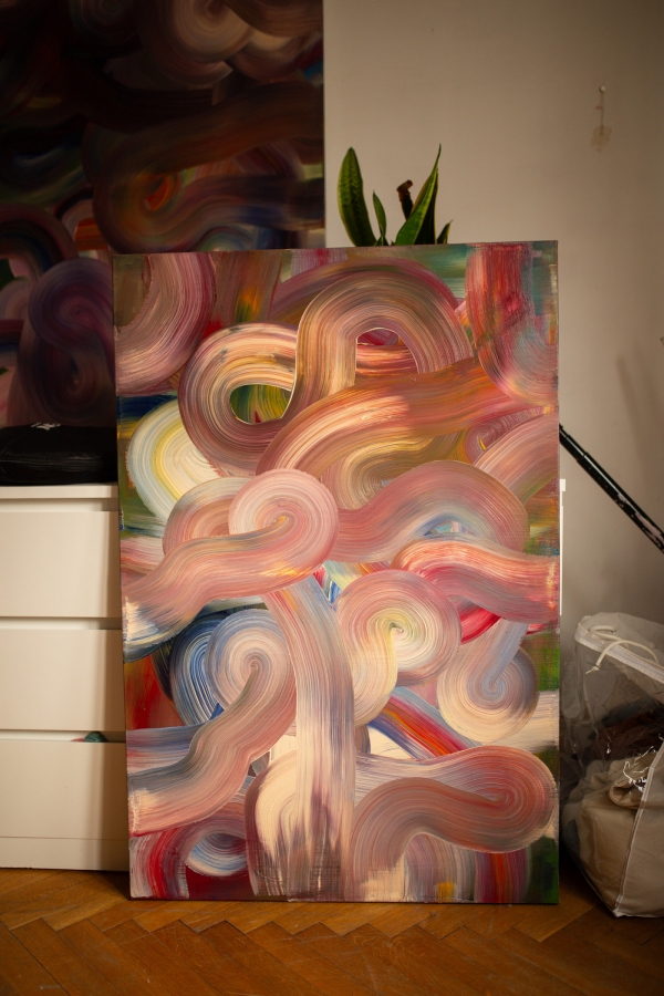 Bałtyckie sosny kołyszące się na wietrze