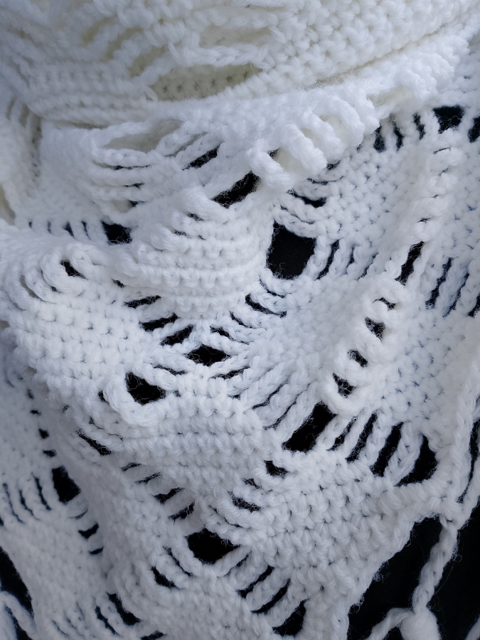 Chusta biała z frędzlami