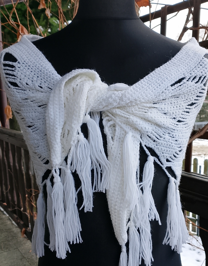 Chusta biała z frędzlami