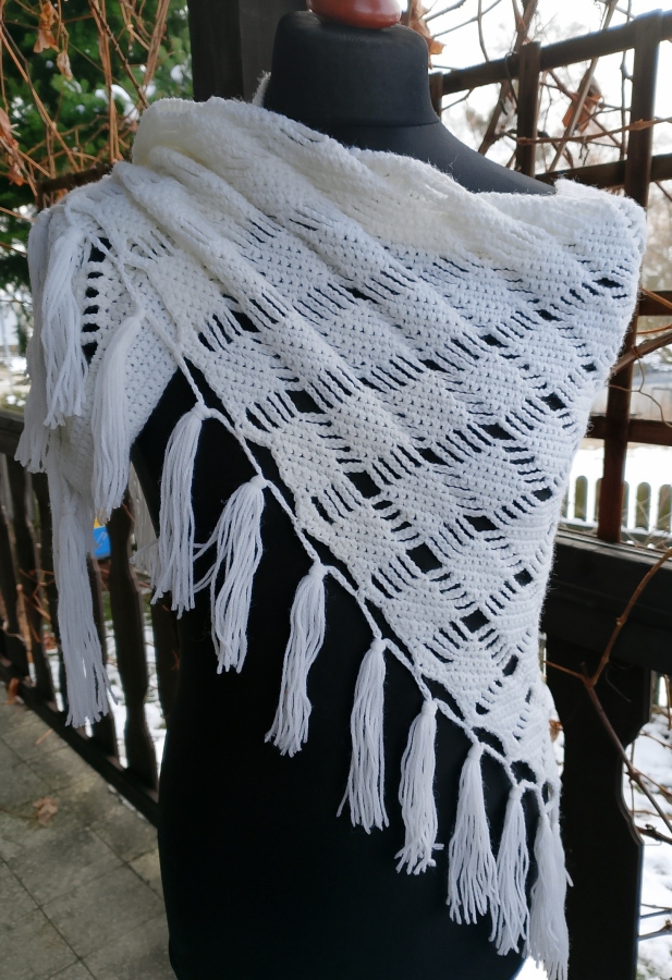 Chusta biała z frędzlami