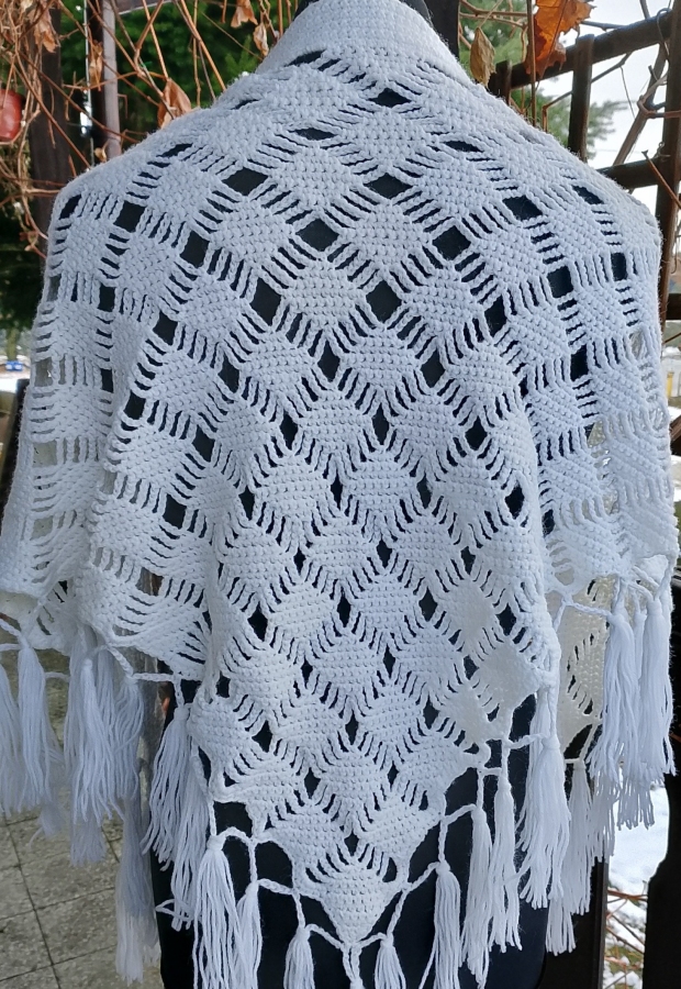 Chusta biała z frędzlami