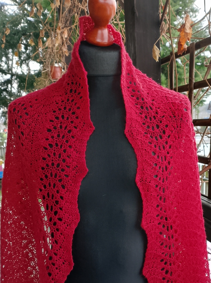 Ażurowy szal na drutach