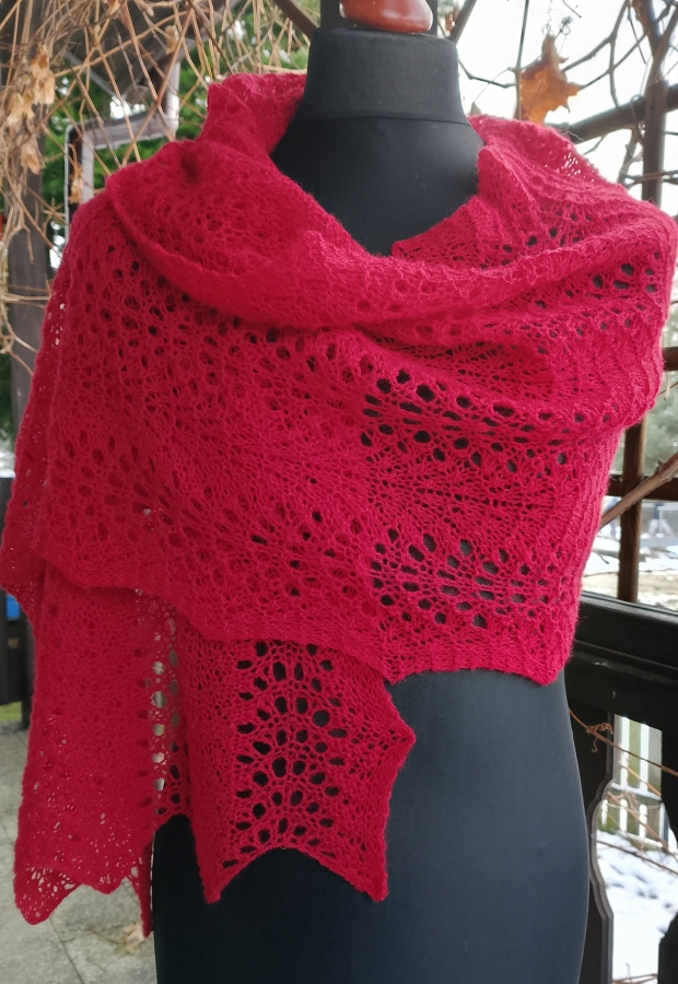 Ażurowy szal na drutach