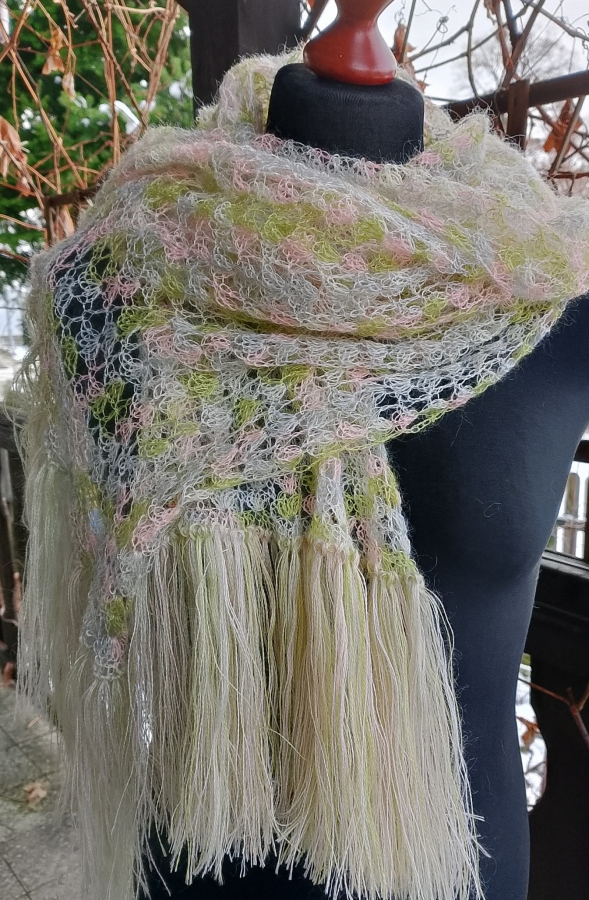 Długi pastelowy szal mgiełka