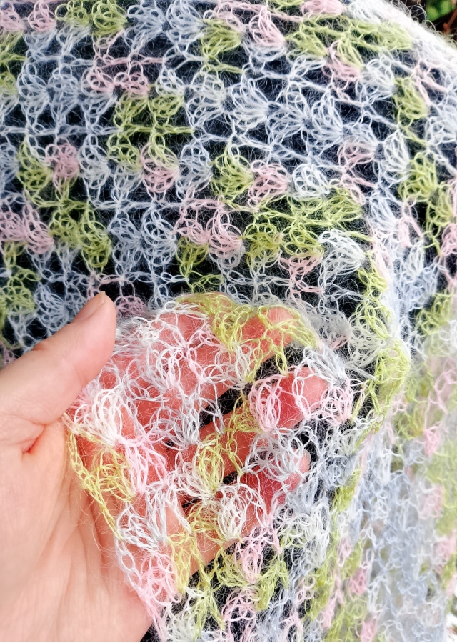 Długi pastelowy szal mgiełka