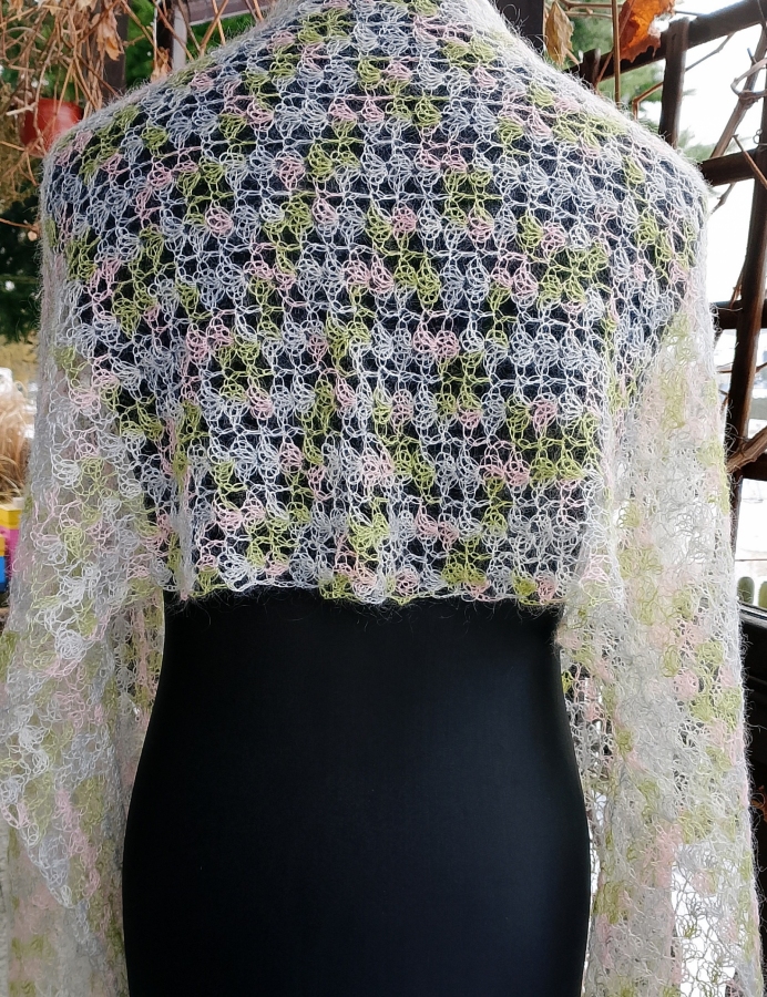 Długi pastelowy szal mgiełka