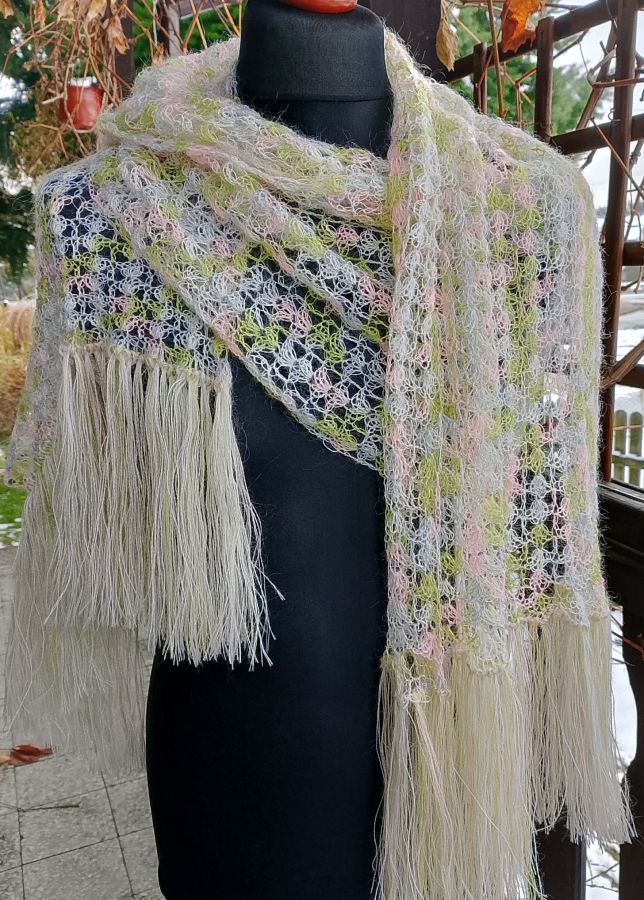 Długi pastelowy szal mgiełka