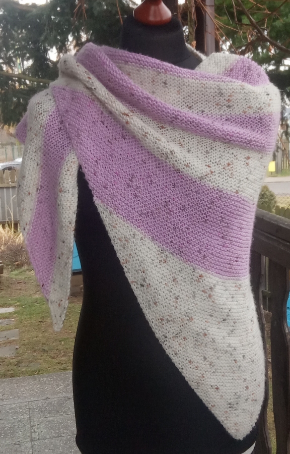 Chusta na drutach różowo kremowa