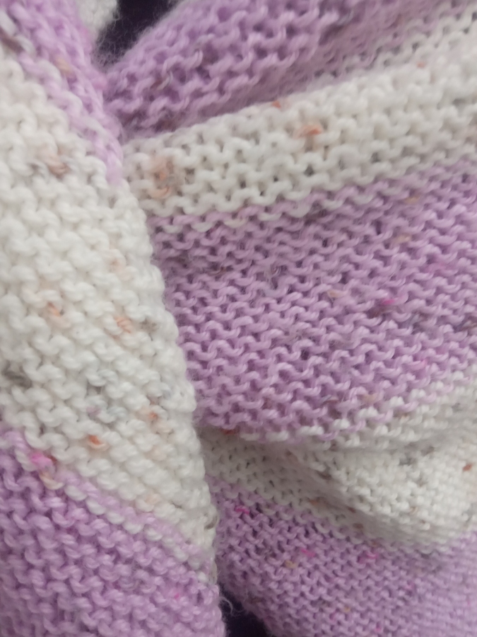 Chusta na drutach różowo kremowa