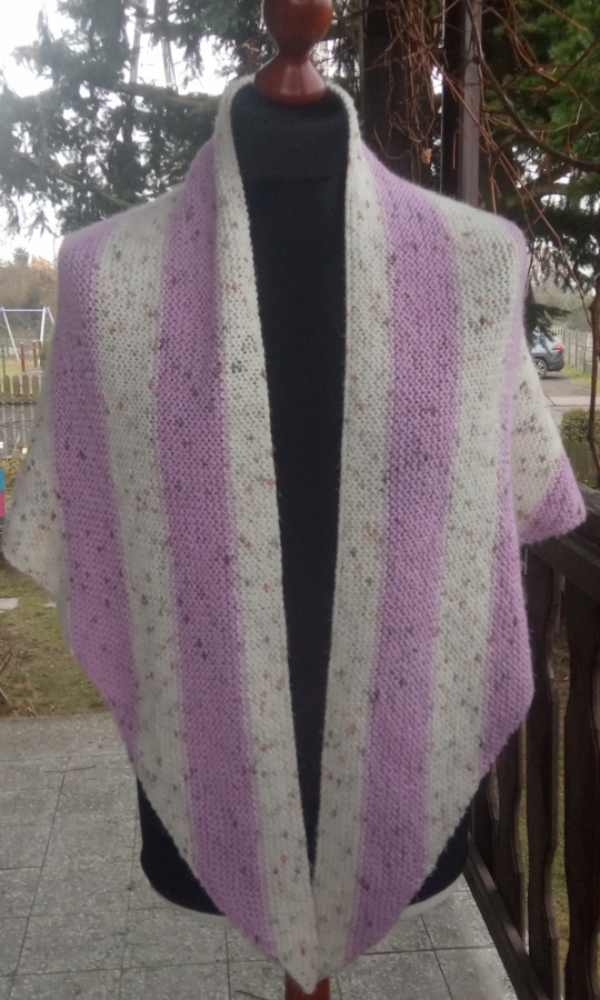 Chusta na drutach różowo kremowa