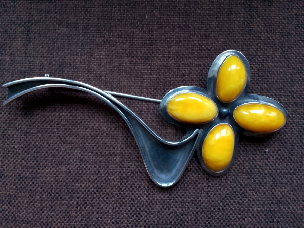 Broszka srebrna z bursztynami.