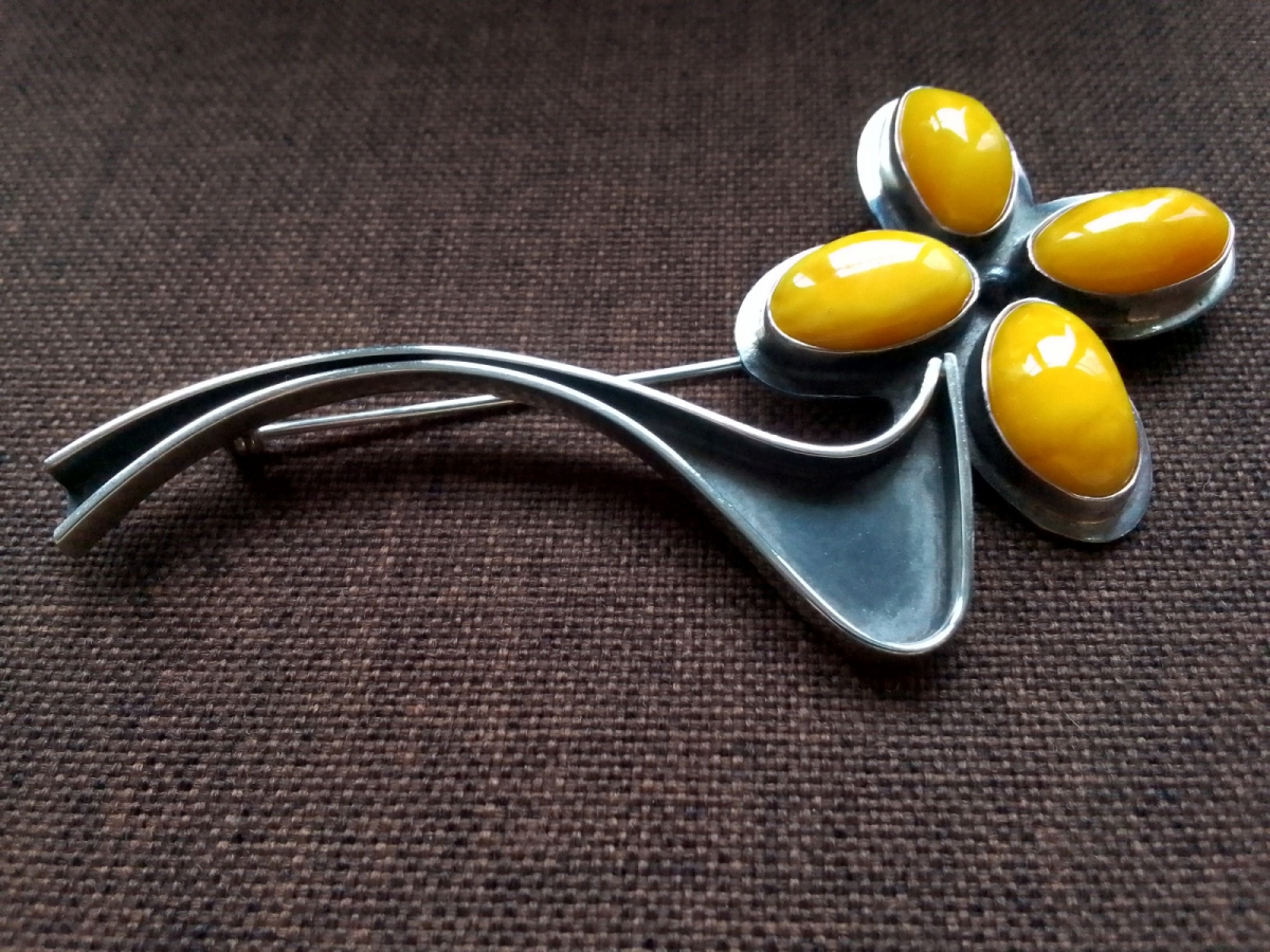 Broszka srebrna z bursztynami.