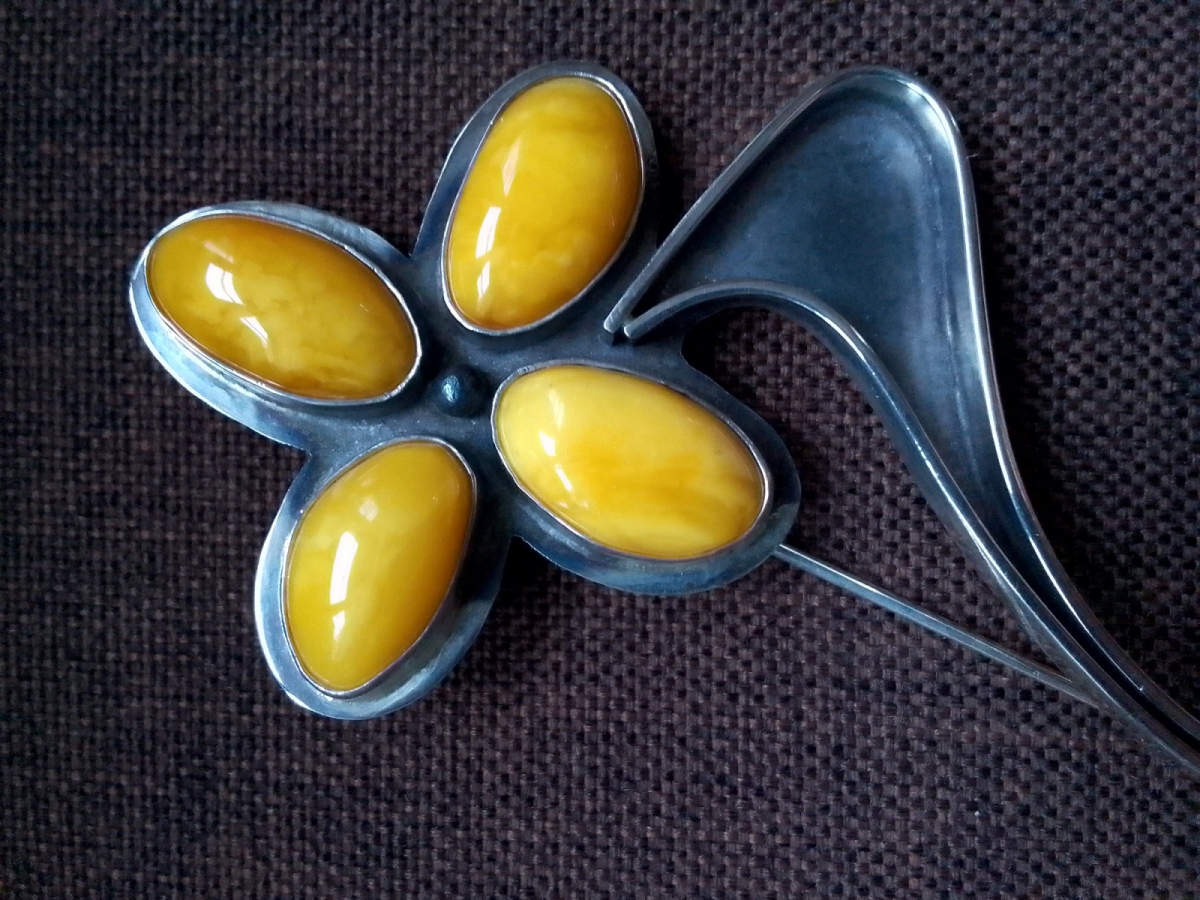 Broszka srebrna z bursztynami.