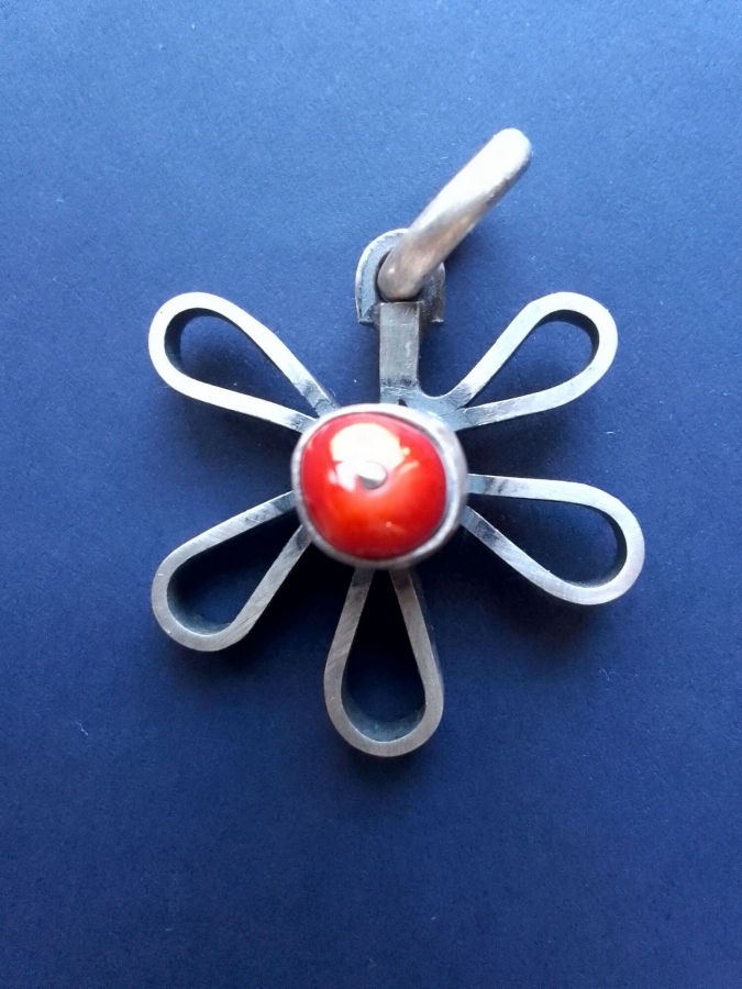 Wisiorek srebrny z koralowcem.