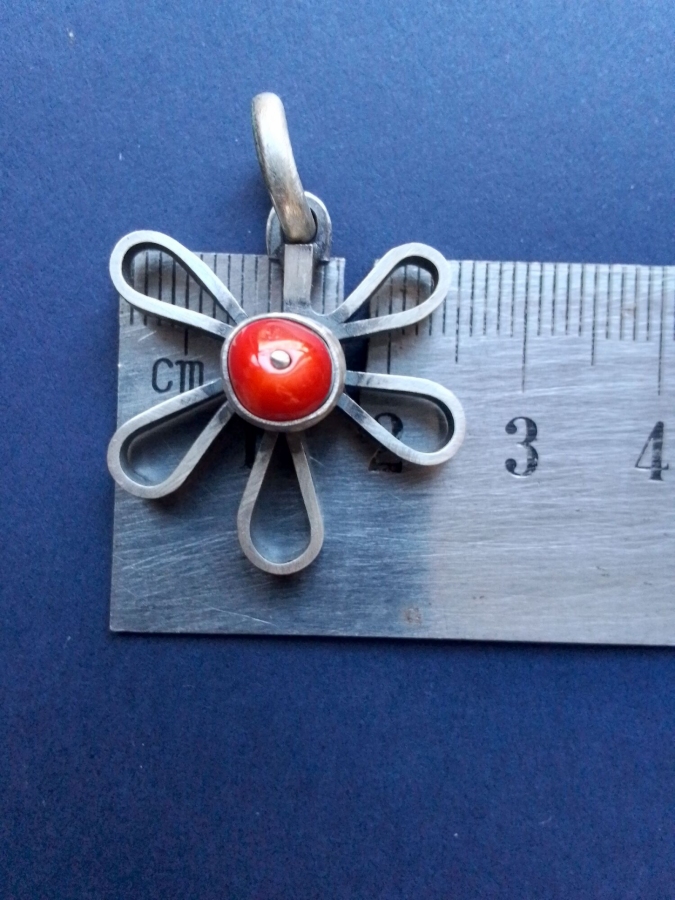 Wisiorek srebrny z koralowcem.