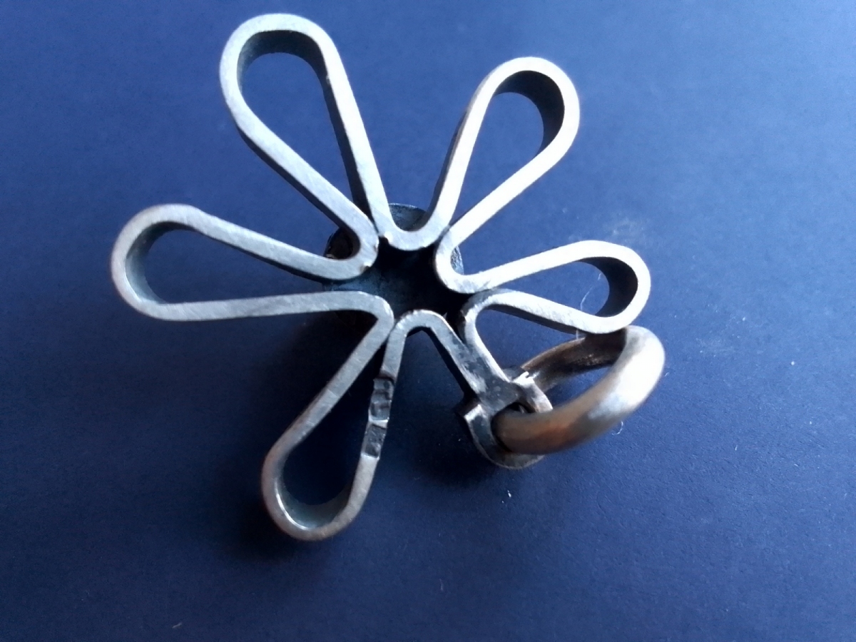 Wisiorek srebrny z koralowcem.