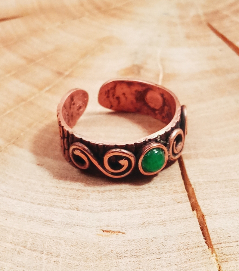 Dziewczęcy pierścionek z jadeitem